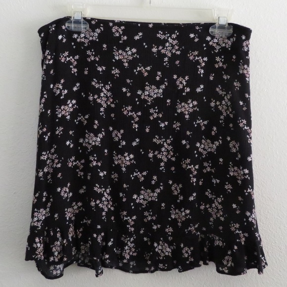 Abercrombie & Fitch Ruffle Hem Mini Skirt Size: L - Picture 2 of 5